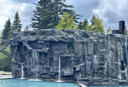 Декоративний водоспад зі скелі з арт бетону