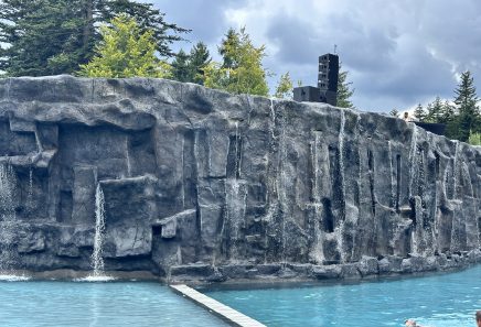 Декоративний водоспад зі скелі з арт бетону