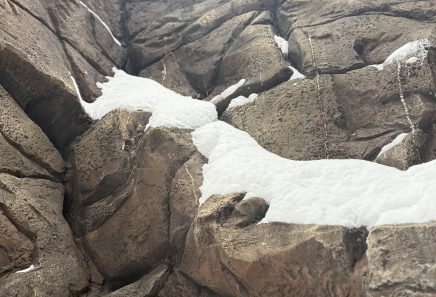 Зона басейну зі штучною скелею з арт бетону, сучасний стиль
