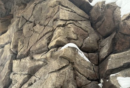 Зона басейну зі штучною скелею з арт бетону, сучасний стиль