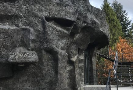 Декоративний водоспад зі скелі з арт бетону